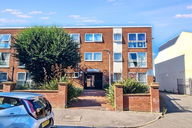 2 bed property, in Gordon Road, £200,000