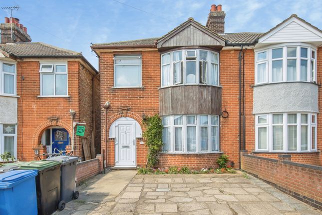 3 bed property, in Park View Road, £280,000