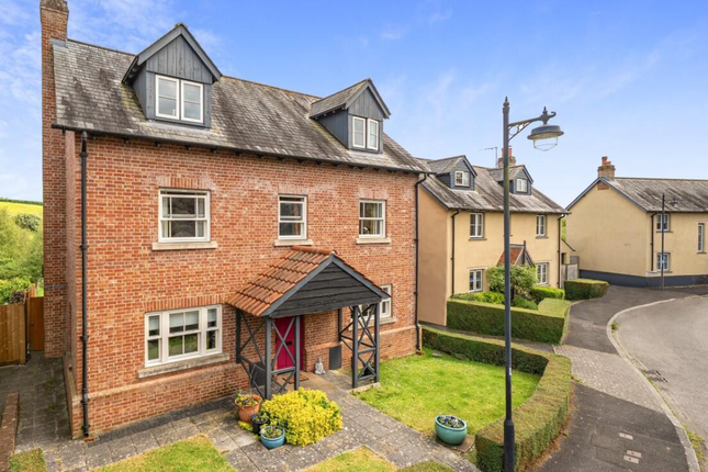 5 bed property, in Landunvez Place, £550,000