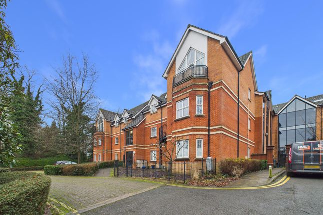 2 bed property, in Priory Heights Court, £157,500