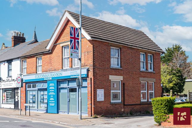 2 bed property, in Dukes Ride, £180,000
