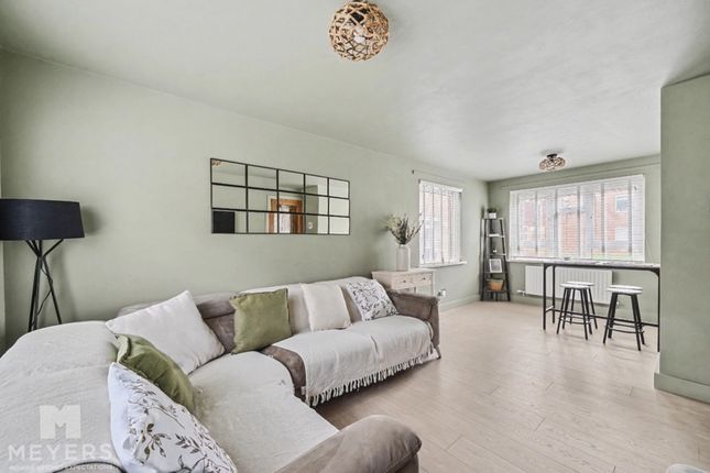 1 bed property, in Selkirk Close, £170,000