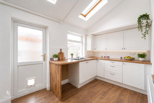 2 bed property, in Park Road, £93,000