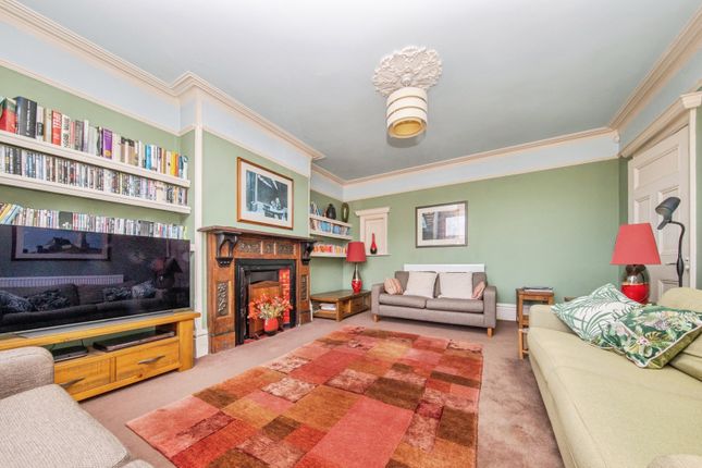 5 bed property, in Tolworth Road, £650,000