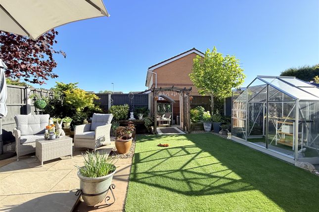 2 bed property, in Benedict Drive, £285,000