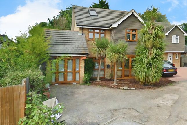 3 bed property, in Carswell Close, £775,000