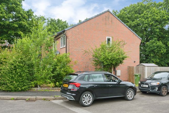 2 bed property, in Dart Road, £275,000