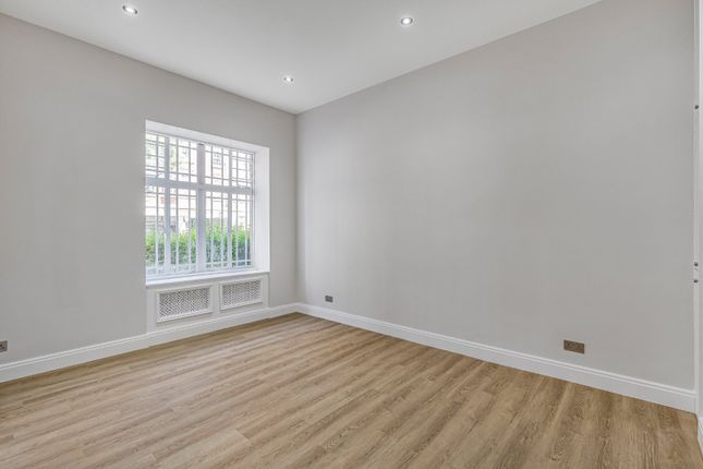 1 bed property, in Arthur Court, £450,000