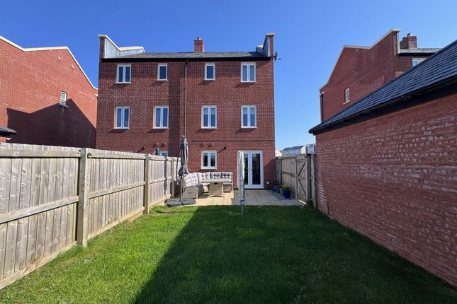 3 bed property, in Pandora Grove, £340,000