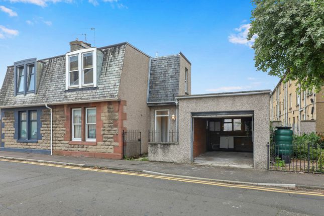 2 bed property, in 5 Links Street, £230,000
