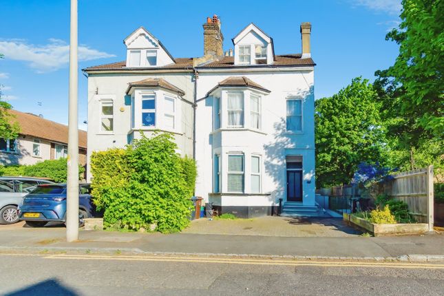 2 bed property, in Whytecliffe Road North, £250,000