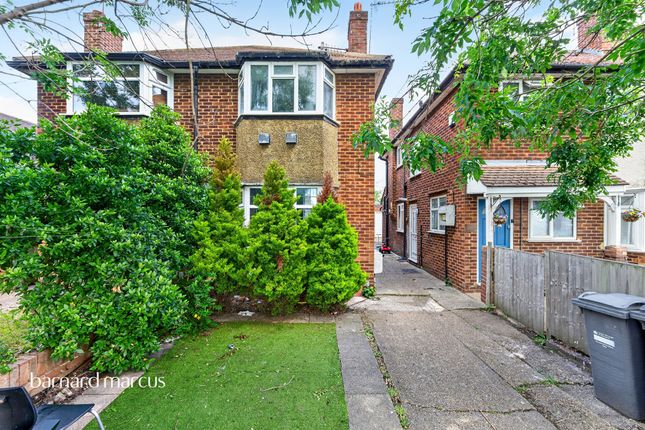 2 bed property, in Staines Road, £190,000
