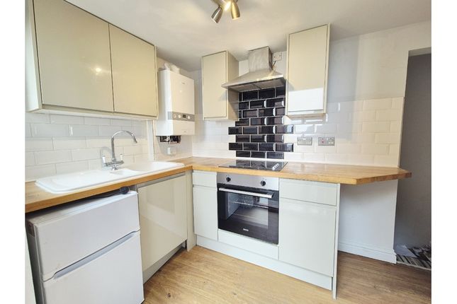 2 bed property, in Harbour Parade, £135,000