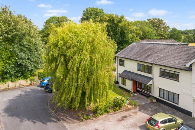 5 bed property, in Lowton Gardens, £725,000