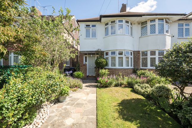 3 bed property, in Tudor Drive, £825,000