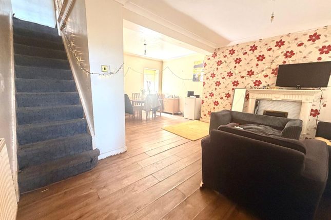 3 bed property, in Hillside Avenue, £120,000