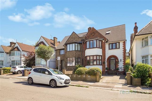 5 bed property, in St. Andrews Road, £1,295,000
