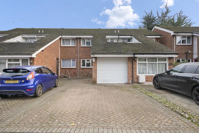 2 bed property, in Chestwood Grove, £500,000