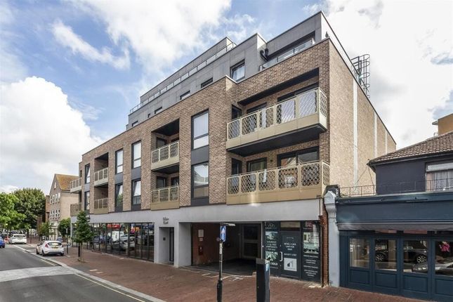 1 bed property, in High Street, £240,000