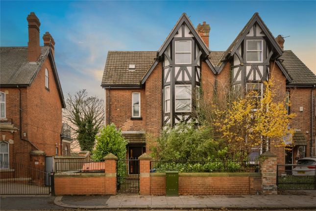 2 bed property, in Thorne Road, £90,000
