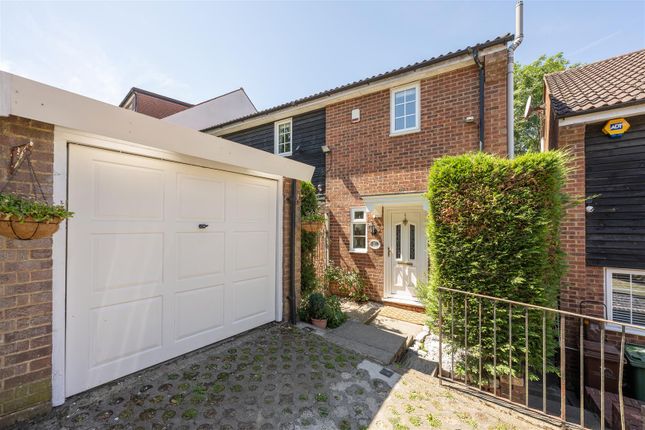 4 bed property, in Meadow Close, £650,000
