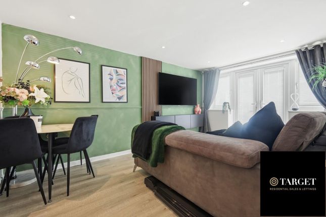 1 bed property, in Bullsmoor Way, £225,000