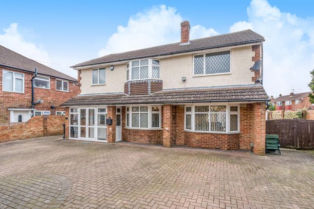 4 bed property, in The Close, £860,000
