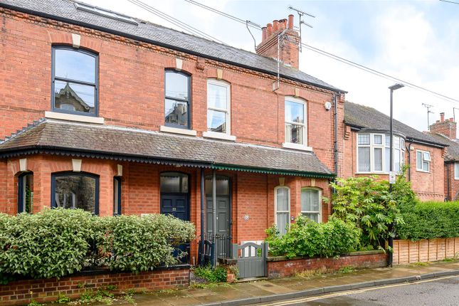 2 bed property, in Avenue Terrace, £220,000