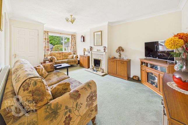 2 bed property, in New Close, £250,000