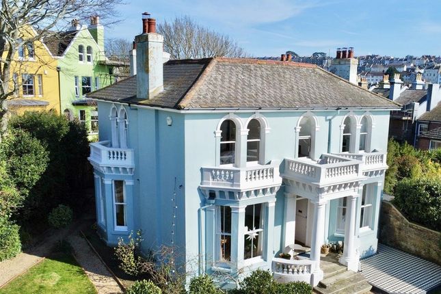 5 bed property, in Elphinstone Road, £1,100,000