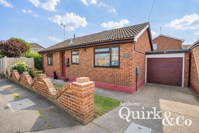 2 bed property, in Gainsborough Avenue, £325,000