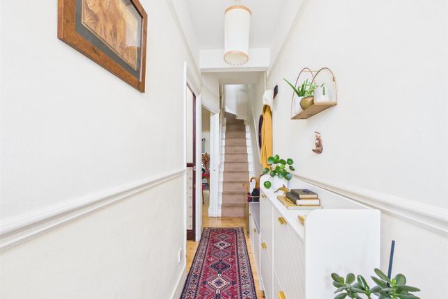 2 bed property, in Hanbury Road, £550,000