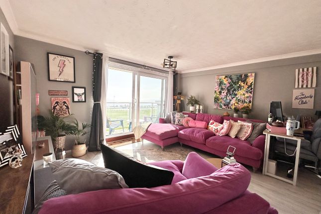 2 bed property, in Sutton Place, £220,000