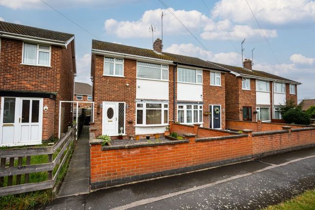 3 bed property, in North Hill Close, £220,000