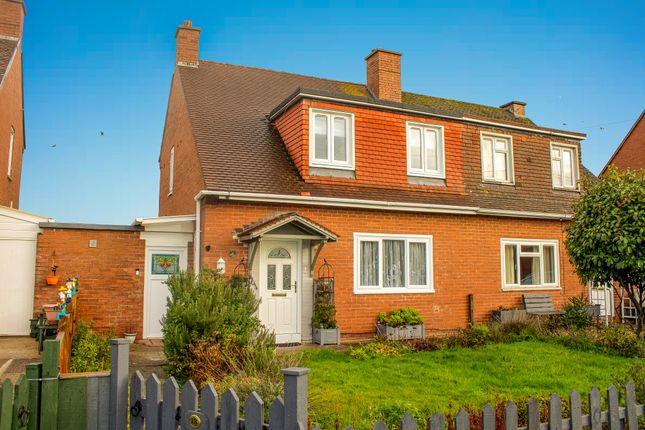 2 bed property, in Wear Barton Road, £285,000
