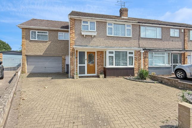 5 bed property, in Strudwick Close, £425,000