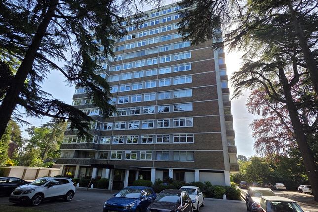 2 bed property, in Bassett Avenue, £135,000
