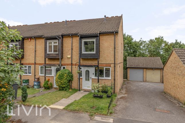 2 bed property, in Whitmead Close, £400,000