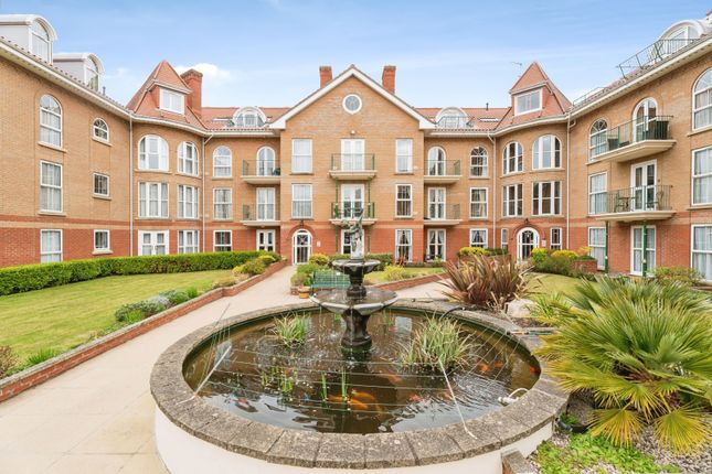 2 bed property, in Richmond Court Gardens, £270,000