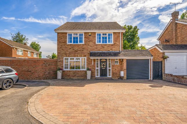 4 bed property, in Hazelden Close, £595,000