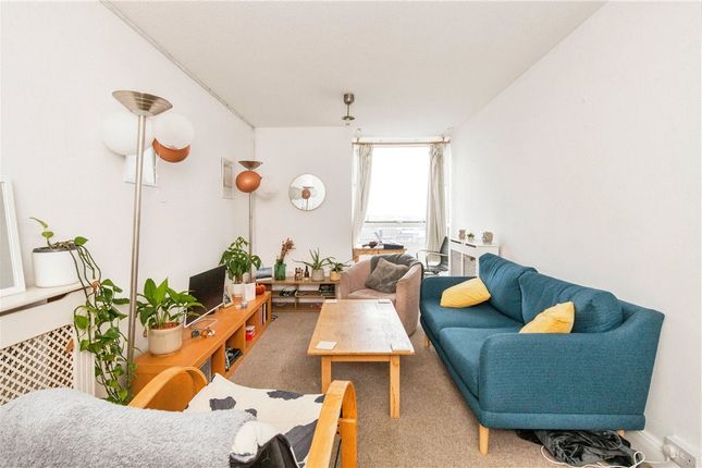 2 bed property, in Bramlands Close, £260,000