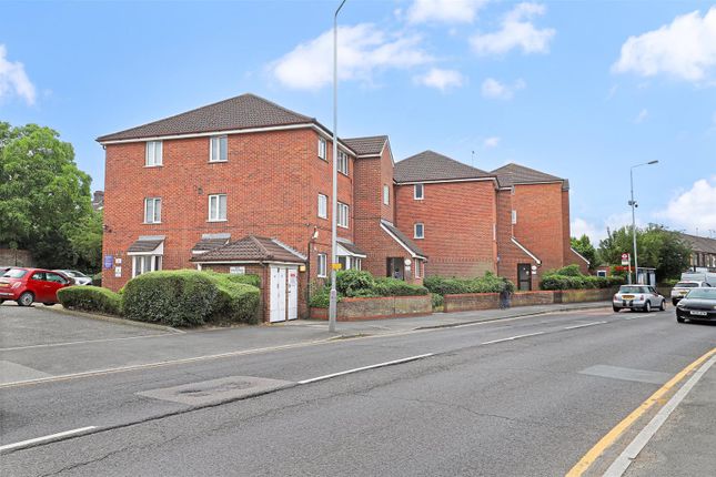 1 bed property, in Hall Lane, £145,000