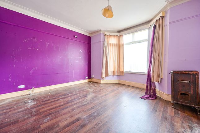 6 bed property, in Greenford Avenue, £900,000