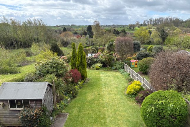 3 bed property, in Private Road, £445,000