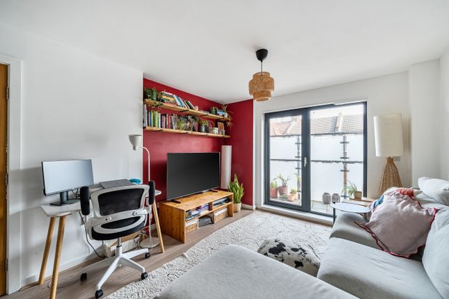 1 bed property, in Brisbane Road, £300,000