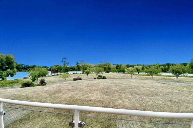 2 bed property, in Overlooking The Lakes BH24, £342,950