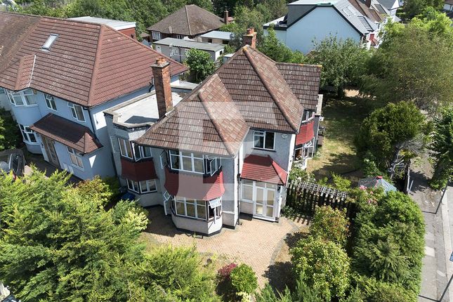 5 bed property, in Selvage Lane, £1,075,000