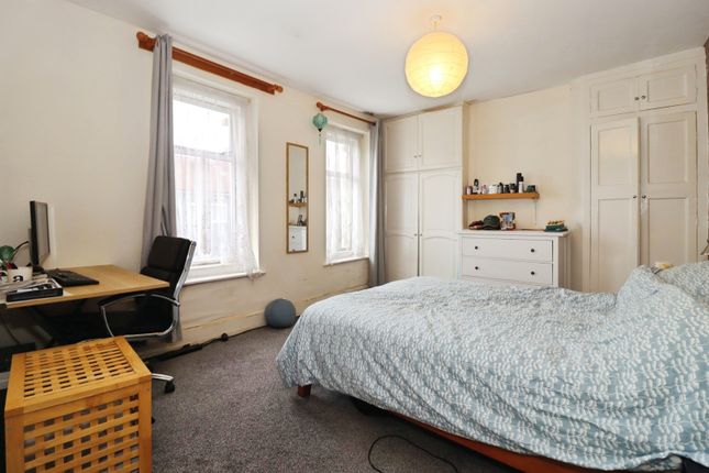 2 bed property, in New Queen Street, £250,000