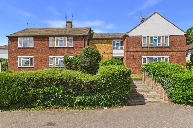 2 bed property, in Clifton Road, £275,000