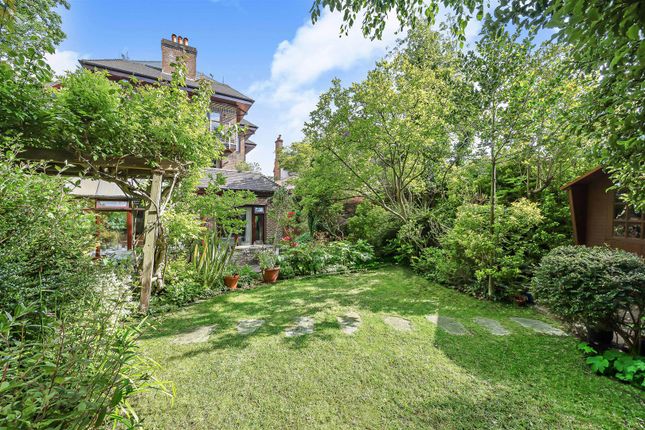 3 bed property, in Garden Apartment, £2,100,000